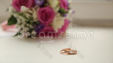 结婚戒指和玫瑰。 结婚首饰和戒指。 一个盒子上的美女结婚戒指。 金色结婚戒指